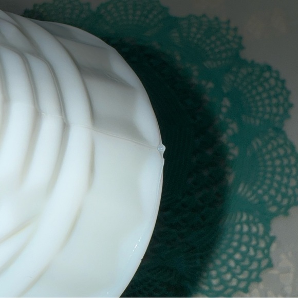 Vintage Hobnail‎ Geometric Diamond Cut Elegant White Milk Glass Vases set of 2 - Picture 8 of 8